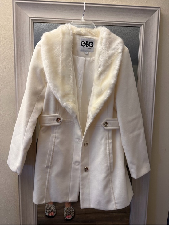 GBG Los Angeles Jackets & Blazers - GBG Los Angeles Ivory Faux Fur Walker Coat M Like New Elegant Winter Coat